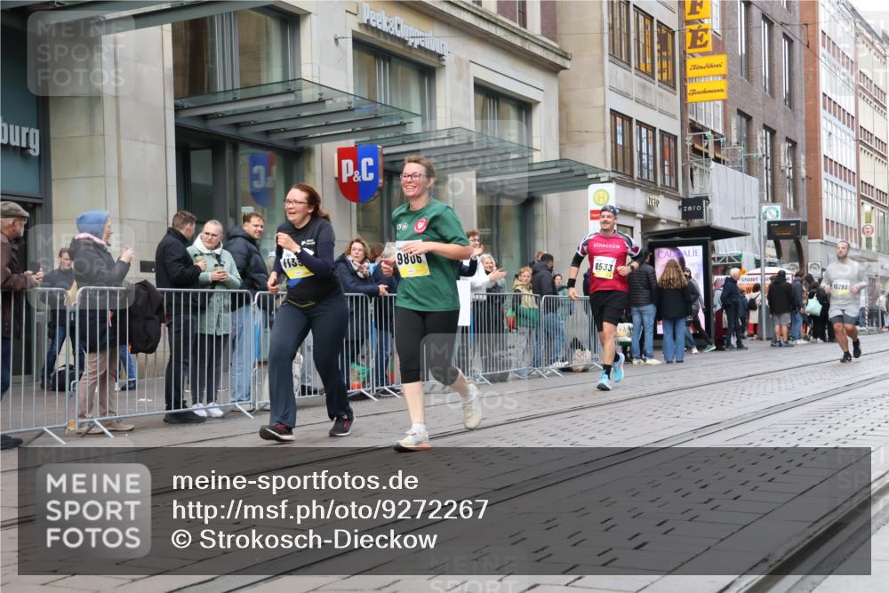 05.10.2025 - 20. swb-Marathon Bremen Strokosch-Dieckow http://msf.ph/oto/9272267 05.10.2025 11:09:54 Ziel 7799, 8225, 8533, 9470, 9476, 9554, 9561, 9734, 9806, 9895, 10082, 10189, 10280, 10288, 10383, 10552, 10563, 10596, 10659, 10969, 11204, 11261, 11333, 11388, 11401, 11536, 11634, 7799, 8225, 8533, 9470, 9476, 9554, 9561, 9734, 9806, 9895, 10082, 10189, 10280, 10288, 10383, 10552, 10563, 10596, 10659, 10969, 11204, 11261, 11333, 11388, 11401 meine-sportfotos.de