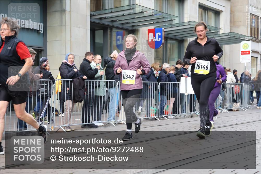 05.10.2025 - 20. swb-Marathon Bremen Strokosch-Dieckow http://msf.ph/oto/9272488 05.10.2025 11:10:12 Ziel 8225, 8533, 9446, 9572, 9734, 9804, 9895, 10146, 10280, 10288, 10440, 10441, 10442, 10552, 10665, 10962, 10980, 11157, 11240, 11342, 11388, 8225, 8533, 9446, 9572, 9734, 9804, 9895, 10146, 10280, 10288, 10440, 10441, 10442, 10552, 10665, 10962, 10980, 11157, 11240, 11342, 11388 meine-sportfotos.de