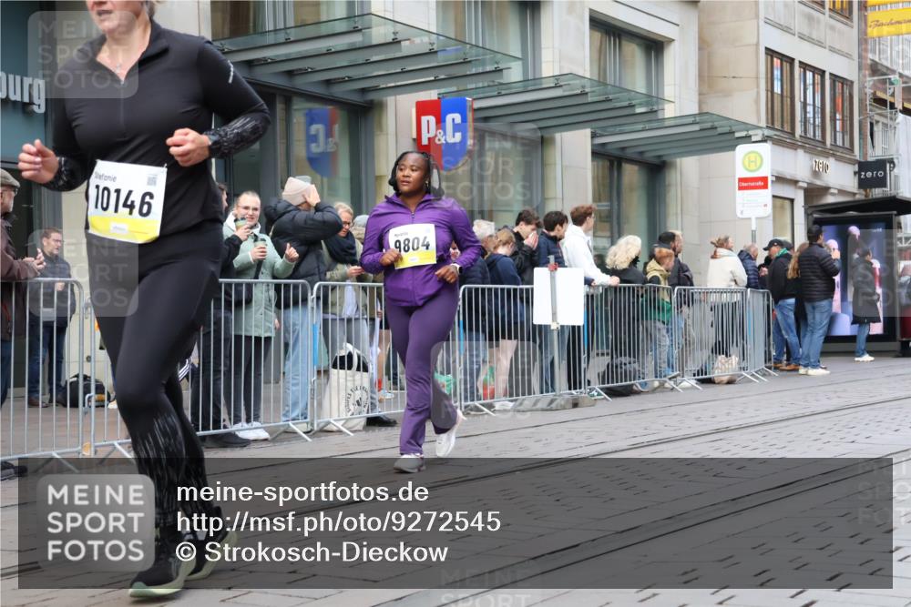 05.10.2025 - 20. swb-Marathon Bremen Strokosch-Dieckow http://msf.ph/oto/9272545 05.10.2025 11:10:14 Ziel 8225, 9446, 9572, 9804, 9895, 10146, 10280, 10288, 10440, 10441, 10442, 10552, 10665, 10962, 10980, 11157, 11240, 11342, 11388, 8225, 9446, 9572, 9804, 9895, 10146, 10280, 10288, 10440, 10441, 10442, 10552, 10665, 10962, 10980, 11157, 11240, 11342, 11388 meine-sportfotos.de