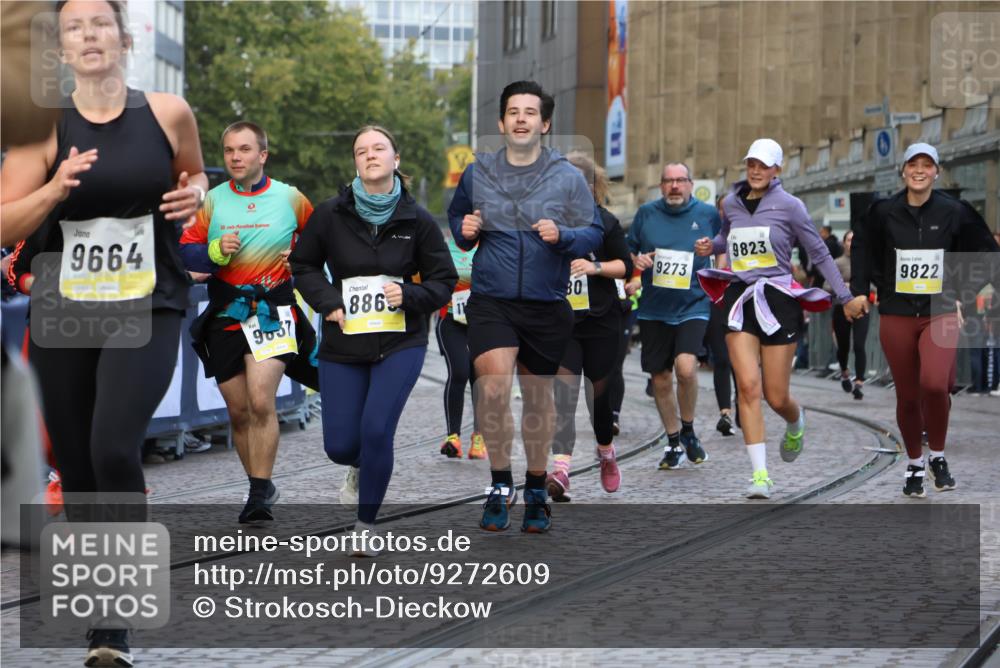 05.10.2025 - 20. swb-Marathon Bremen Strokosch-Dieckow http://msf.ph/oto/9272609 05.10.2025 11:11:05 Ziel 8865, 9245, 9664, 9822, 9823, 9836, 9837, 9948, 10415, 11257, 11395, 11580 meine-sportfotos.de