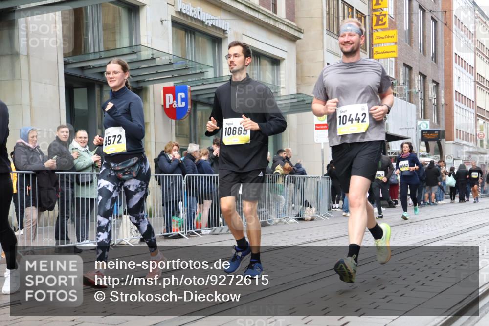 05.10.2025 - 20. swb-Marathon Bremen Strokosch-Dieckow http://msf.ph/oto/9272615 05.10.2025 11:10:20 Ziel 9446, 9572, 9804, 9984, 10146, 10399, 10440, 10441, 10442, 10665, 10861, 10962, 10980, 11157, 11161, 11240, 11318, 11342, 11544, 9446, 9572, 9804, 9984, 10146, 10399, 10440, 10441, 10442, 10665, 10861, 10962, 10980, 11157, 11161, 11240, 11318, 11342, 11544 meine-sportfotos.de