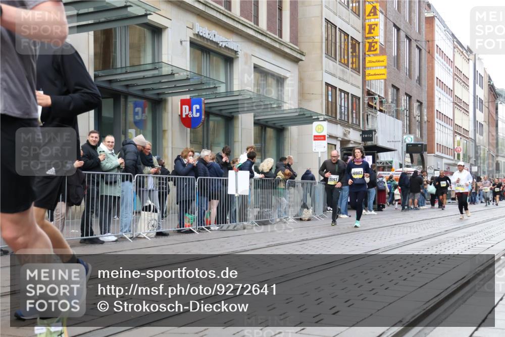 05.10.2025 - 20. swb-Marathon Bremen Strokosch-Dieckow http://msf.ph/oto/9272641 05.10.2025 11:10:21 Ziel 9446, 9572, 9804, 9984, 10146, 10399, 10440, 10441, 10442, 10665, 10861, 10962, 10980, 11157, 11161, 11240, 11318, 11342, 11544, 9446, 9572, 9804, 9984, 10146, 10399, 10440, 10441, 10442, 10665, 10861, 10962, 10980, 11157, 11161, 11240, 11318, 11342, 11544 meine-sportfotos.de