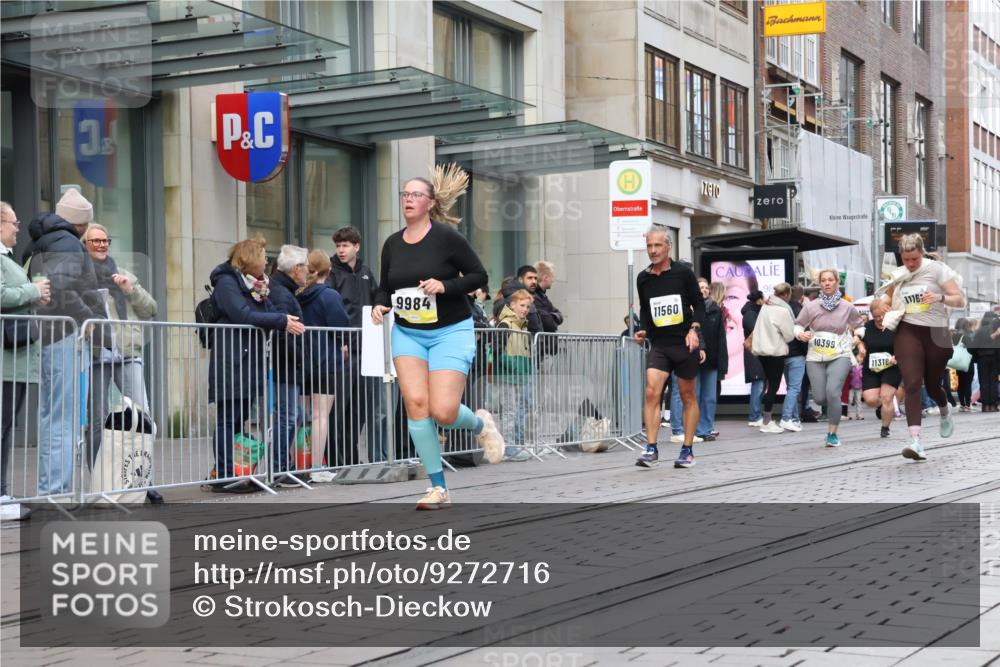 05.10.2025 - 20. swb-Marathon Bremen Strokosch-Dieckow http://msf.ph/oto/9272716 05.10.2025 11:10:29 Ziel 9446, 9572, 9804, 9984, 10399, 10665, 10861, 10962, 11157, 11161, 11240, 11318, 11544, 11560, 9446, 9572, 9804, 9984, 10399, 10665, 10861, 10962, 11157, 11161, 11240, 11318, 11544, 11560 meine-sportfotos.de