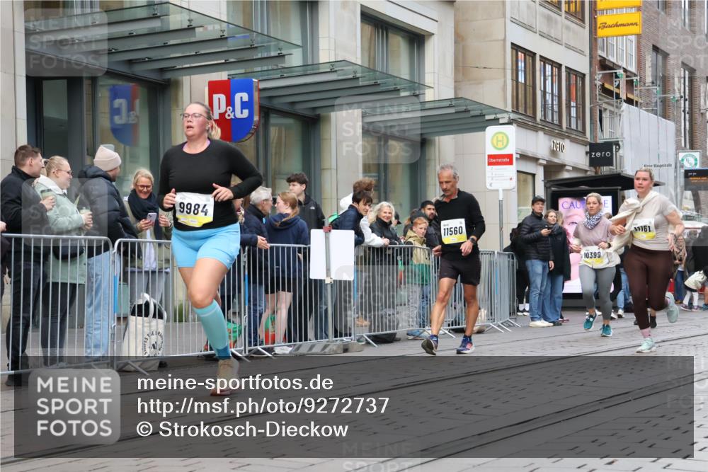05.10.2025 - 20. swb-Marathon Bremen Strokosch-Dieckow http://msf.ph/oto/9272737 05.10.2025 11:10:30 Ziel 9446, 9572, 9804, 9984, 10399, 10415, 10665, 10861, 10962, 11157, 11161, 11240, 11318, 11544, 11560, 9446, 9572, 9804, 9984, 10399, 10415, 10665, 10861, 10962, 11157, 11161, 11240, 11318, 11544, 11560 meine-sportfotos.de