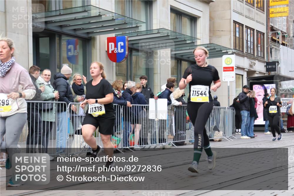 05.10.2025 - 20. swb-Marathon Bremen Strokosch-Dieckow http://msf.ph/oto/9272836 05.10.2025 11:10:34 Ziel 9572, 9664, 9804, 9984, 10399, 10415, 10665, 10861, 10962, 11157, 11161, 11318, 11395, 11544, 11560, 9572, 9664, 9804, 9984, 10399, 10415, 10665, 10861, 10962, 11157, 11161, 11318, 11395, 11544, 11560 meine-sportfotos.de
