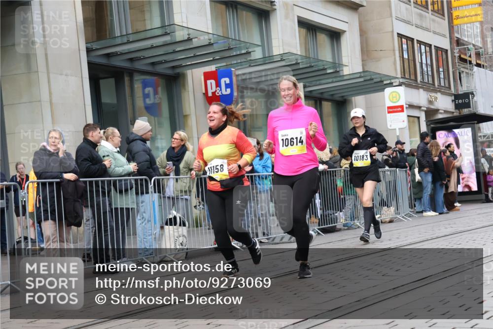 05.10.2025 - 20. swb-Marathon Bremen Strokosch-Dieckow http://msf.ph/oto/9273069 05.10.2025 11:10:53 Ziel 8865, 9011, 9245, 9264, 9273, 9386, 9479, 9664, 9822, 9823, 9836, 9837, 9948, 10183, 10415, 10614, 11158, 11257, 11395, 11560, 11568, 11578, 11580, 8865, 9011, 9245, 9264, 9273, 9386, 9479, 9664, 9822, 9823, 9836, 9837, 9948, 10183, 10415, 10614, 11158, 11257, 11395, 11560, 11568, 11578, 11580 meine-sportfotos.de