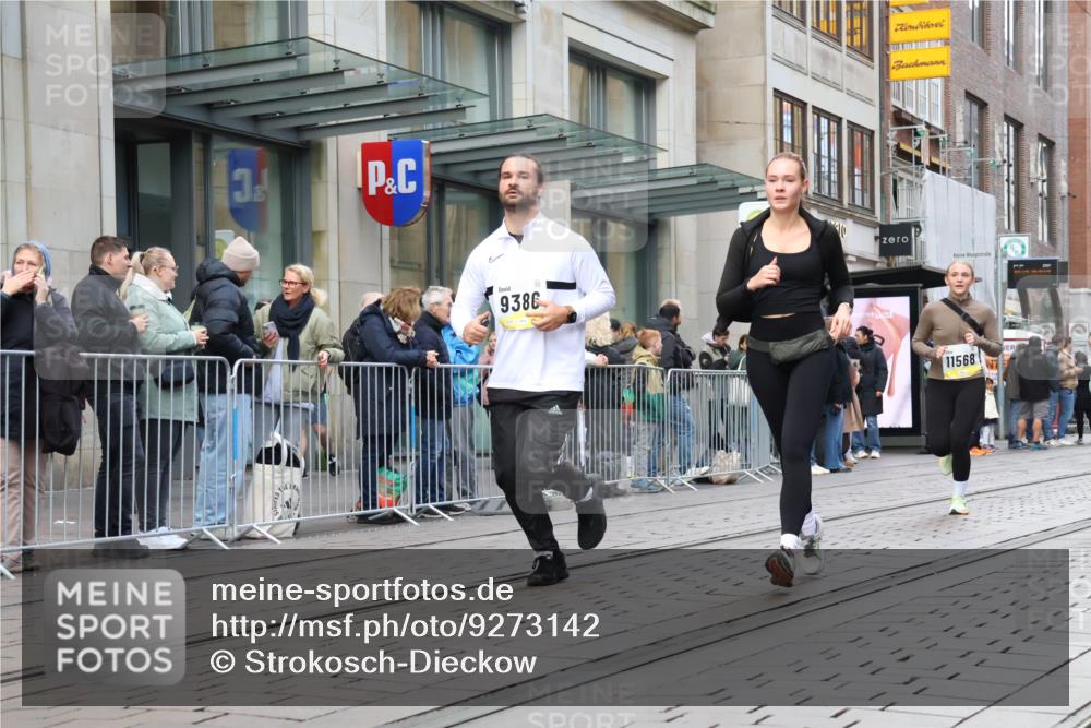 05.10.2025 - 20. swb-Marathon Bremen Strokosch-Dieckow http://msf.ph/oto/9273142 05.10.2025 11:10:58 Ziel 8865, 9011, 9245, 9264, 9273, 9386, 9479, 9664, 9822, 9823, 9836, 9837, 9948, 10183, 10614, 11083, 11158, 11257, 11568, 11578, 11580, 8865, 9011, 9245, 9264, 9273, 9386, 9479, 9664, 9822, 9823, 9836, 9837, 9948, 10183, 10614, 11083, 11158, 11257, 11568, 11578, 11580 meine-sportfotos.de