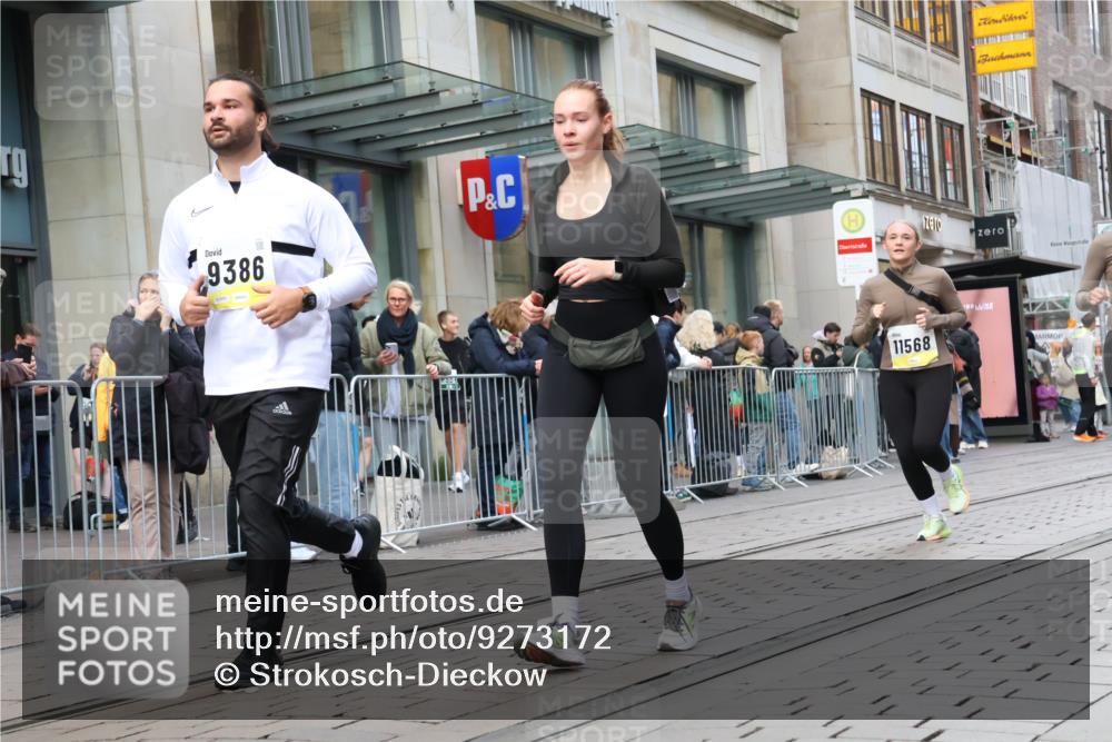 05.10.2025 - 20. swb-Marathon Bremen Strokosch-Dieckow http://msf.ph/oto/9273172 05.10.2025 11:10:59 Ziel 8865, 9011, 9245, 9264, 9273, 9386, 9479, 9664, 9822, 9823, 9836, 9837, 9948, 10183, 10320, 10614, 11083, 11158, 11257, 11568, 11578, 11580, 8865, 9011, 9245, 9264, 9273, 9386, 9479, 9664, 9822, 9823, 9836, 9837, 9948, 10183, 10320, 10614, 11083, 11158, 11257, 11568, 11578, 11580 meine-sportfotos.de