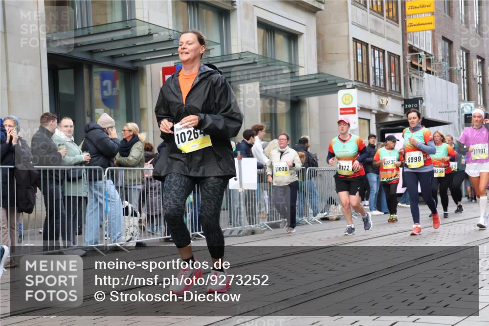 05.10.2025 - 20. swb-Marathon Bremen Strokosch-Dieckow http://msf.ph/oto/9273252 05.10.2025 11:11:10 Ziel 9011, 9386, 9453, 9479, 9999, 10058, 10264, 10320, 10333, 11030, 11083, 11172, 11191, 11568, 9011, 9386, 9453, 9479, 9999, 10058, 10264, 10320, 10333, 11030, 11083, 11172, 11191, 11568 meine-sportfotos.de