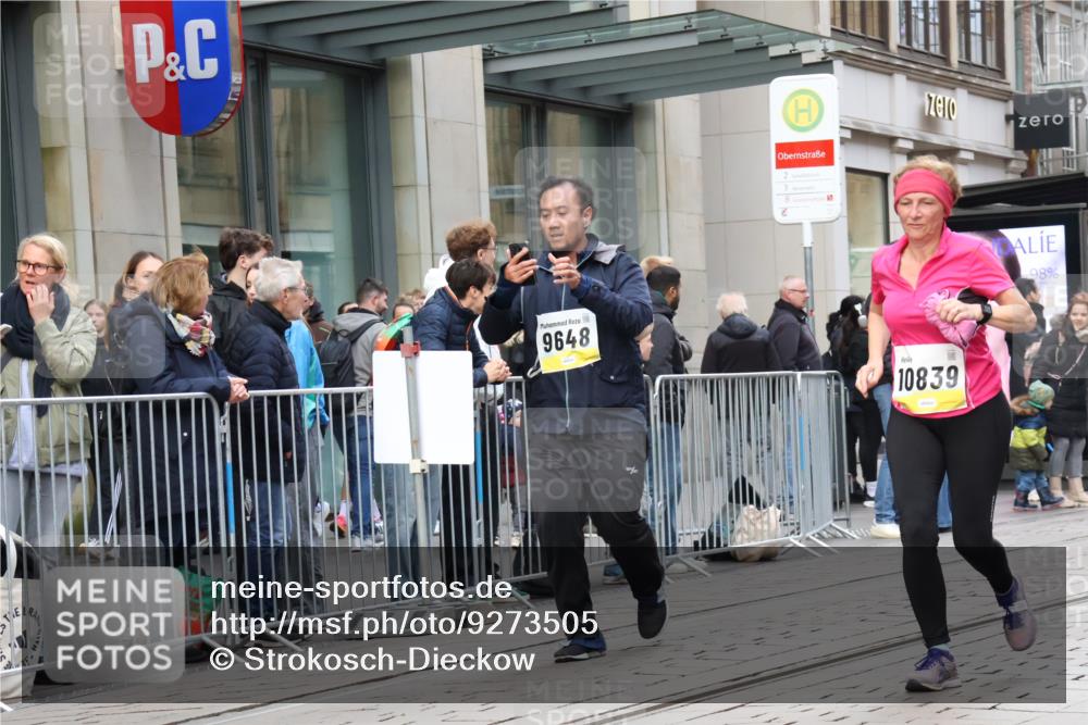 05.10.2025 - 20. swb-Marathon Bremen Strokosch-Dieckow http://msf.ph/oto/9273505 05.10.2025 11:11:33 Ziel 7007, 9420, 9648, 9680, 9726, 9784, 9867, 9999, 10235, 10236, 10499, 10540, 10815, 10839, 10849, 11088, 11172, 11215, 11563, 7007, 9420, 9648, 9680, 9726, 9784, 9867, 9999, 10235, 10236, 10499, 10540, 10815, 10839, 10849, 11088, 11172, 11215, 11563 meine-sportfotos.de