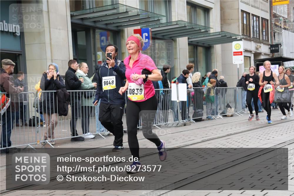 05.10.2025 - 20. swb-Marathon Bremen Strokosch-Dieckow http://msf.ph/oto/9273577 05.10.2025 11:11:35 Ziel 7007, 9420, 9648, 9680, 9726, 9784, 9867, 10235, 10236, 10499, 10540, 10815, 10839, 10849, 11088, 11215, 11563, 7007, 9420, 9648, 9680, 9726, 9784, 9867, 10235, 10236, 10499, 10540, 10815, 10839, 10849, 11088, 11215, 11563 meine-sportfotos.de
