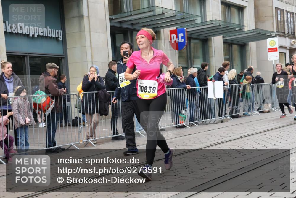 05.10.2025 - 20. swb-Marathon Bremen Strokosch-Dieckow http://msf.ph/oto/9273591 05.10.2025 11:11:36 Ziel 7007, 9420, 9526, 9648, 9675, 9680, 9726, 9784, 9867, 10235, 10236, 10499, 10540, 10815, 10839, 10849, 11088, 11215, 11563, 7007, 9420, 9526, 9648, 9675, 9680, 9726, 9784, 9867, 10235, 10236, 10499, 10540, 10815, 10839, 10849, 11088, 11215, 11563 meine-sportfotos.de