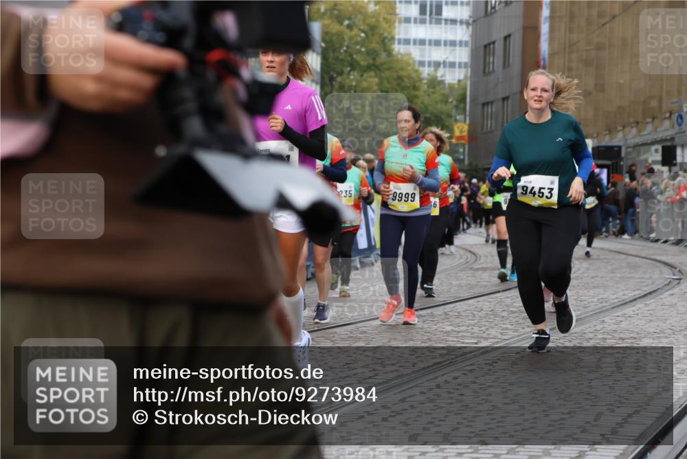 05.10.2025 - 20. swb-Marathon Bremen Strokosch-Dieckow http://msf.ph/oto/9273984 05.10.2025 11:11:34 Ziel 9453, 9999, 10058, 10264, 10320, 10333, 11030, 11172, 11191 meine-sportfotos.de