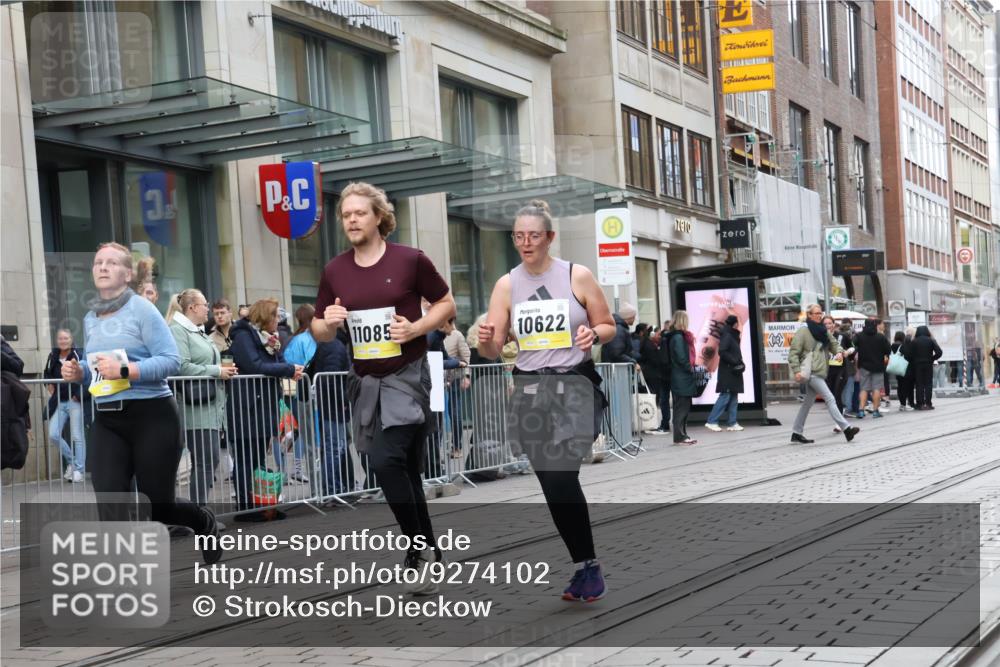 05.10.2025 - 20. swb-Marathon Bremen Strokosch-Dieckow http://msf.ph/oto/9274102 05.10.2025 11:11:57 Ziel 9373, 9374, 9526, 9675, 9911, 10463, 10499, 10622, 10899, 11085, 11535, 9373, 9374, 9526, 9675, 9911, 10463, 10499, 10622, 10899, 11085, 11535 meine-sportfotos.de