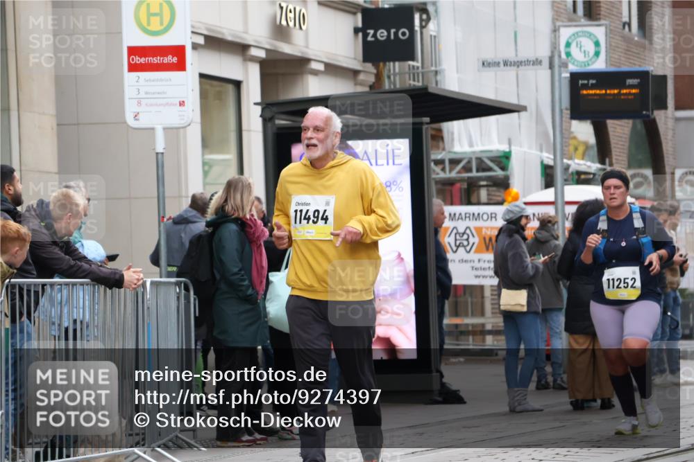 05.10.2025 - 20. swb-Marathon Bremen Strokosch-Dieckow http://msf.ph/oto/9274397 05.10.2025 11:12:30 Ziel 9203, 10041, 10186, 10190, 11118, 11252, 11285, 9203, 10041, 10186, 10190, 11118, 11252, 11285 meine-sportfotos.de