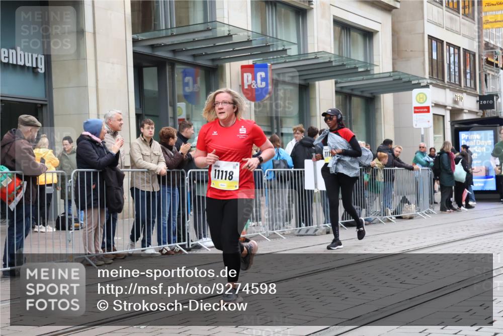 05.10.2025 - 20. swb-Marathon Bremen Strokosch-Dieckow http://msf.ph/oto/9274598 05.10.2025 11:12:39 Ziel 9203, 10041, 10186, 11118, 11170, 11252, 11494, 9203, 10041, 10186, 11118, 11170, 11252, 11494 meine-sportfotos.de