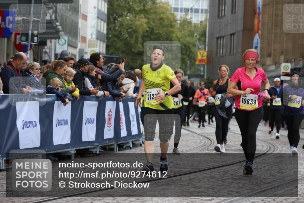 05.10.2025 - 20. swb-Marathon Bremen Strokosch-Dieckow http://msf.ph/oto/9274612 05.10.2025 11:11:52 Ziel 7007, 9420, 9648, 9784, 10540, 10815, 10839, 11088, 11215, 11563 meine-sportfotos.de
