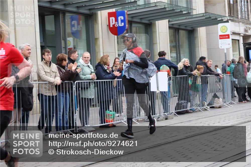 05.10.2025 - 20. swb-Marathon Bremen Strokosch-Dieckow http://msf.ph/oto/9274621 05.10.2025 11:12:39 Ziel 9203, 10041, 10186, 11118, 11170, 11252, 11494, 9203, 10041, 10186, 11118, 11170, 11252, 11494 meine-sportfotos.de