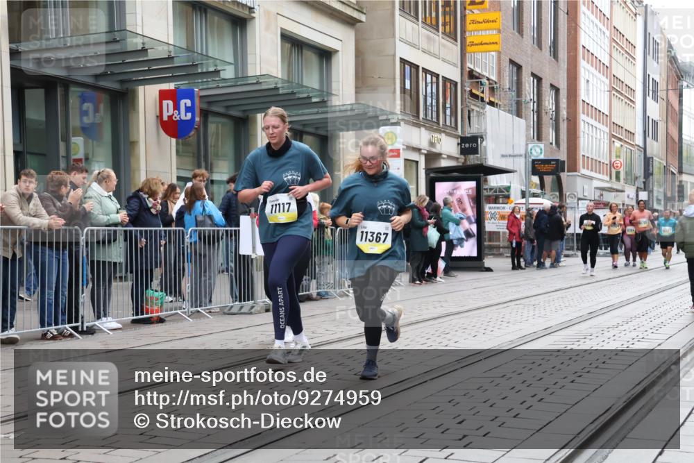 05.10.2025 - 20. swb-Marathon Bremen Strokosch-Dieckow http://msf.ph/oto/9274959 05.10.2025 11:13:06 Ziel 9891, 10273, 10433, 11117, 11332, 11367, 9891, 10273, 10433, 11117, 11332, 11367 meine-sportfotos.de