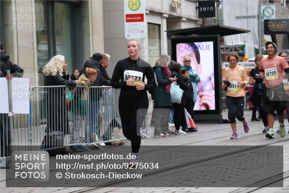 05.10.2025 - 20. swb-Marathon Bremen Strokosch-Dieckow http://msf.ph/oto/9275034 05.10.2025 11:13:12 Ziel 9242, 9899, 10040, 10273, 10364, 10433, 10574, 10705, 10707, 10957, 11060, 11117, 11264, 11367, 11385, 9242, 9899, 10040, 10273, 10364, 10433, 10574, 10705, 10707, 10957, 11060, 11117, 11264, 11367, 11385 meine-sportfotos.de