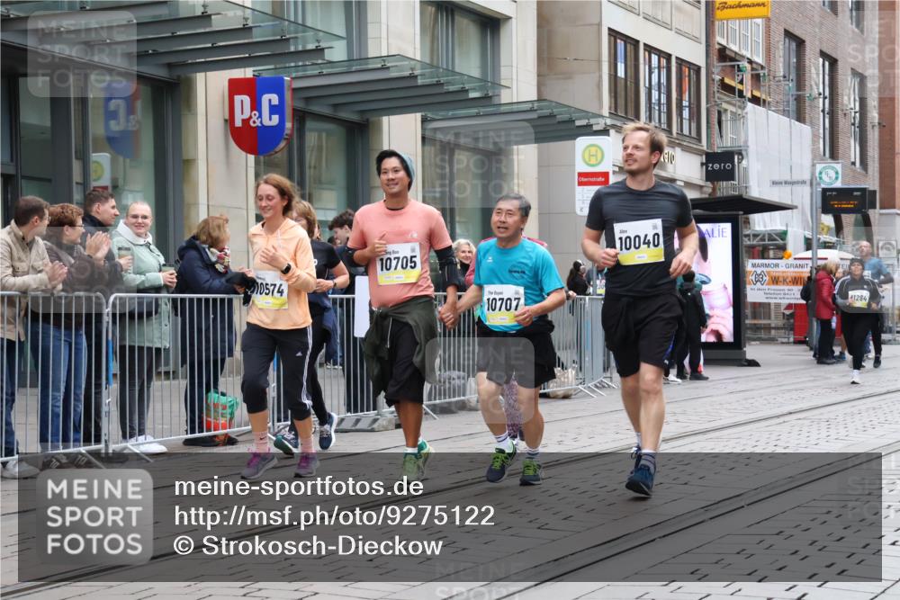 05.10.2025 - 20. swb-Marathon Bremen Strokosch-Dieckow http://msf.ph/oto/9275122 05.10.2025 11:13:17 Ziel 9242, 9899, 10040, 10273, 10364, 10433, 10574, 10705, 10707, 10957, 11060, 11068, 11117, 11264, 11367, 11385, 9242, 9899, 10040, 10273, 10364, 10433, 10574, 10705, 10707, 10957, 11060, 11068, 11117, 11264, 11367, 11385 meine-sportfotos.de