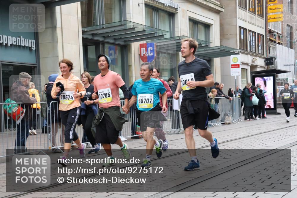 05.10.2025 - 20. swb-Marathon Bremen Strokosch-Dieckow http://msf.ph/oto/9275172 05.10.2025 11:13:18 Ziel 9242, 9899, 10040, 10273, 10364, 10433, 10574, 10705, 10707, 10957, 11060, 11068, 11117, 11264, 11367, 11385, 9242, 9899, 10040, 10273, 10364, 10433, 10574, 10705, 10707, 10957, 11060, 11068, 11117, 11264, 11367, 11385 meine-sportfotos.de