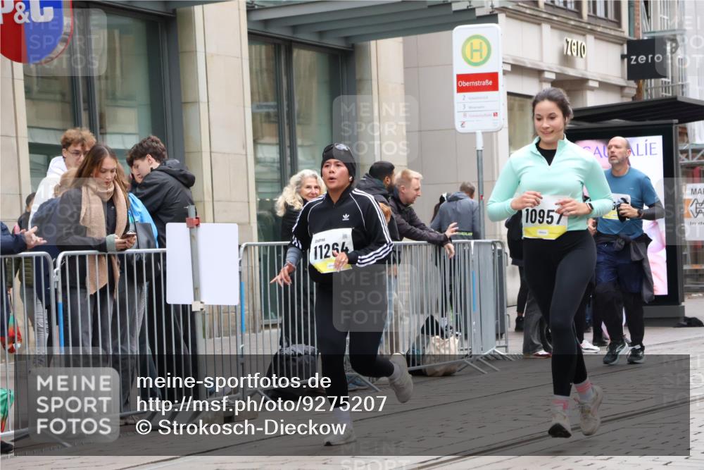 05.10.2025 - 20. swb-Marathon Bremen Strokosch-Dieckow http://msf.ph/oto/9275207 05.10.2025 11:13:21 Ziel 7410, 9242, 9899, 9946, 10040, 10273, 10364, 10433, 10574, 10671, 10705, 10707, 10756, 10842, 10957, 11060, 11068, 11117, 11264, 11367, 11385, 11652, 11653, 7410, 9242, 9899, 9946, 10040, 10273, 10364, 10433, 10574, 10671, 10705, 10707, 10756, 10842, 10957, 11060, 11068, 11117, 11264, 11367, 11385, 11652, 11653 meine-sportfotos.de