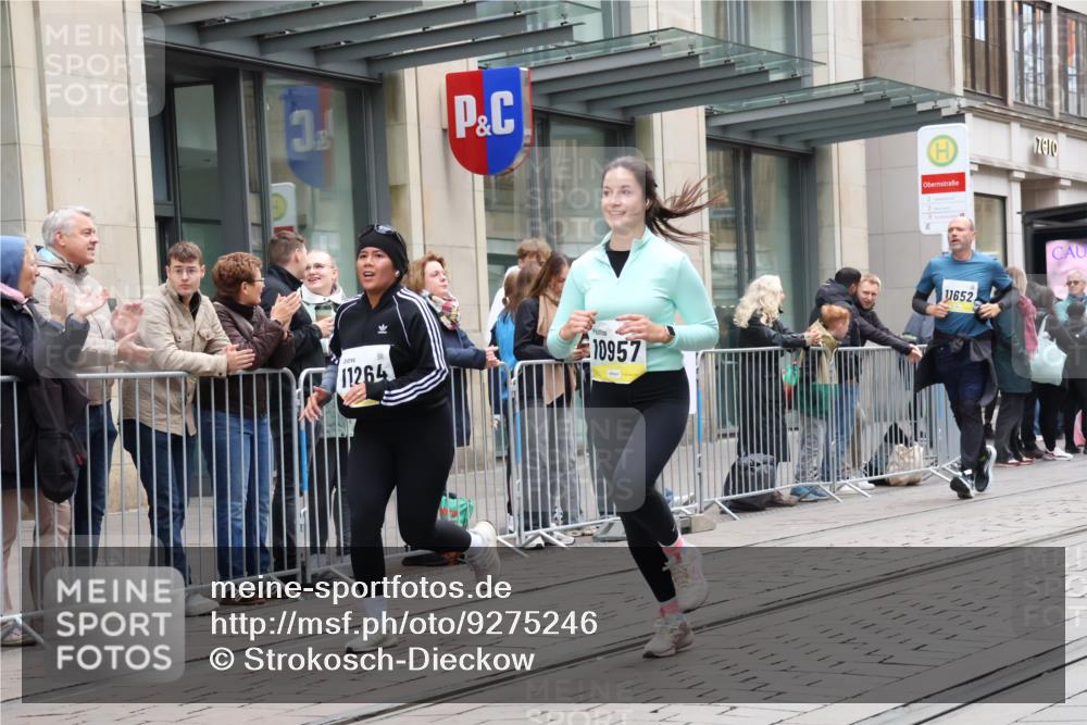05.10.2025 - 20. swb-Marathon Bremen Strokosch-Dieckow http://msf.ph/oto/9275246 05.10.2025 11:13:22 Ziel 7014, 7410, 9242, 9899, 9946, 10040, 10273, 10364, 10433, 10574, 10671, 10705, 10707, 10756, 10842, 10957, 11060, 11068, 11117, 11264, 11367, 11385, 11652, 11653, 7014, 7410, 9242, 9899, 9946, 10040, 10273, 10364, 10433, 10574, 10671, 10705, 10707, 10756, 10842, 10957, 11060, 11068, 11117, 11264, 11367, 11385, 11652, 11653 meine-sportfotos.de