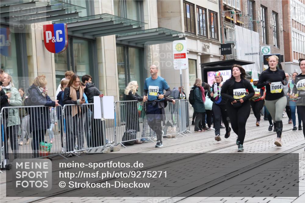 05.10.2025 - 20. swb-Marathon Bremen Strokosch-Dieckow http://msf.ph/oto/9275271 05.10.2025 11:13:23 Ziel 7014, 7410, 9242, 9899, 9946, 10040, 10273, 10364, 10433, 10574, 10671, 10705, 10707, 10756, 10842, 10957, 11060, 11068, 11264, 11385, 11652, 11653, 7014, 7410, 9242, 9899, 9946, 10040, 10273, 10364, 10433, 10574, 10671, 10705, 10707, 10756, 10842, 10957, 11060, 11068, 11264, 11385, 11652, 11653 meine-sportfotos.de