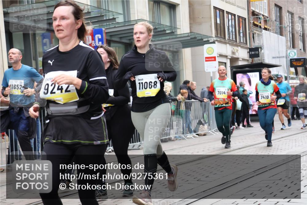 05.10.2025 - 20. swb-Marathon Bremen Strokosch-Dieckow http://msf.ph/oto/9275361 05.10.2025 11:13:26 Ziel 7014, 7410, 9242, 9631, 9667, 9899, 9946, 10000, 10040, 10364, 10433, 10574, 10671, 10705, 10707, 10756, 10842, 10957, 11060, 11068, 11264, 11385, 11541, 11652, 11653, 7014, 7410, 9242, 9631, 9667, 9899, 9946, 10000, 10040, 10364, 10433, 10574, 10671, 10705, 10707, 10756, 10842, 10957, 11060, 11068, 11264, 11385, 11541, 11652, 11653 meine-sportfotos.de