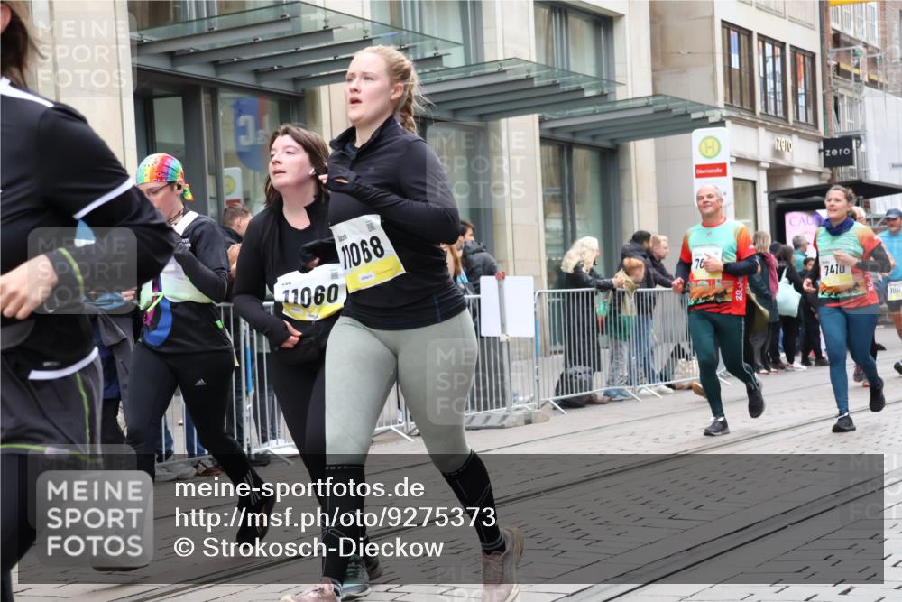 05.10.2025 - 20. swb-Marathon Bremen Strokosch-Dieckow http://msf.ph/oto/9275373 05.10.2025 11:13:27 Ziel 7014, 7410, 9242, 9631, 9667, 9899, 9946, 10000, 10036, 10040, 10364, 10433, 10512, 10574, 10671, 10705, 10707, 10721, 10756, 10842, 10957, 11060, 11068, 11264, 11385, 11541, 11548, 11652, 11653, 7014, 7410, 9242, 9631, 9667, 9899, 9946, 10000, 10036, 10040, 10364, 10433, 10512, 10574, 10671, 10705, 10707, 10721, 10756, 10842, 10957, 11060, 11068, 11264, 11385, 11541, 11548, 11652, 11653 meine-sportfotos.de
