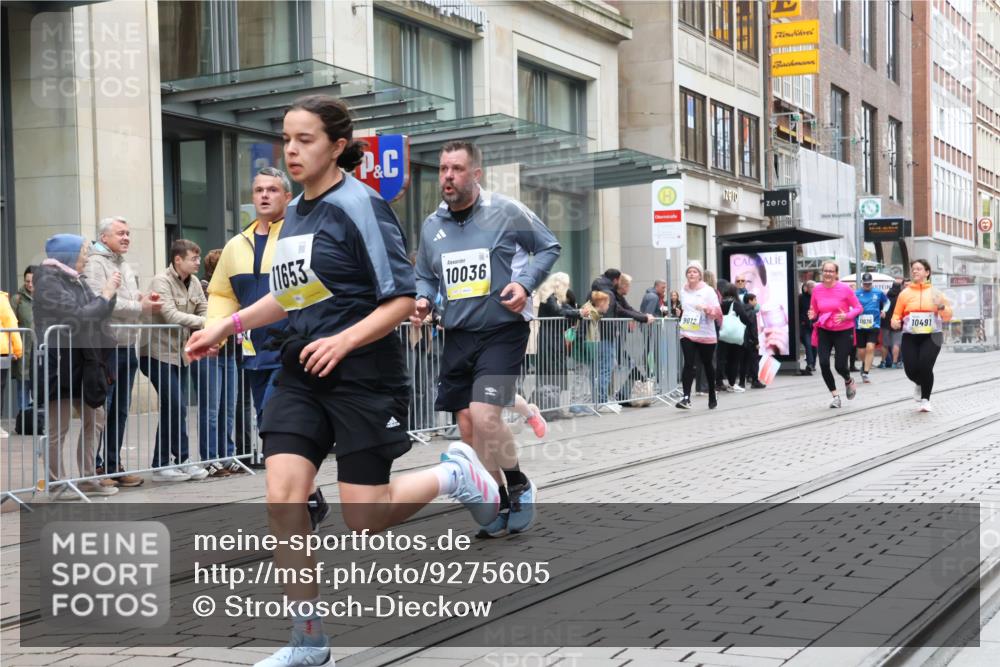 05.10.2025 - 20. swb-Marathon Bremen Strokosch-Dieckow http://msf.ph/oto/9275605 05.10.2025 11:13:37 Ziel 7014, 7410, 9012, 9342, 9380, 9631, 9667, 9946, 10000, 10036, 10491, 10512, 10671, 10721, 10756, 10842, 11036, 11060, 11068, 11541, 11548, 11652, 11653, 7014, 7410, 9012, 9342, 9380, 9631, 9667, 9946, 10000, 10036, 10491, 10512, 10671, 10721, 10756, 10842, 11036, 11060, 11068, 11541, 11548, 11652, 11653 meine-sportfotos.de