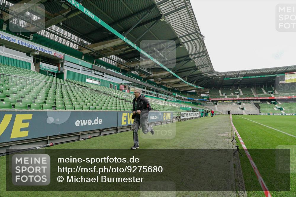 05.10.2025 - 20. swb-Marathon Bremen Michael Burmester http://msf.ph/oto/9275680 05.10.2025 10:09:31 Laufen im Stadion  meine-sportfotos.de