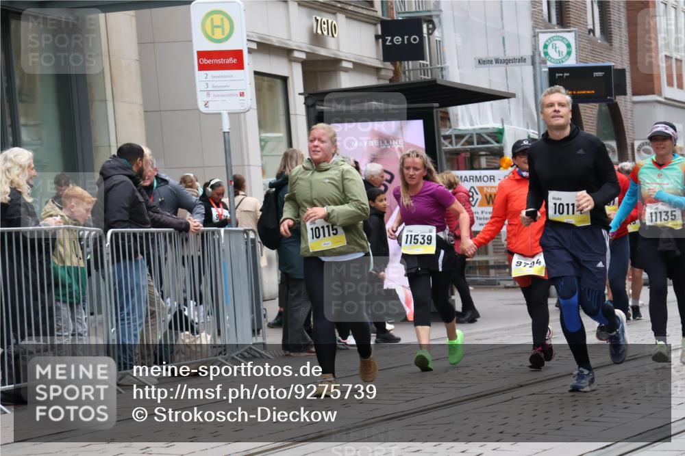 05.10.2025 - 20. swb-Marathon Bremen Strokosch-Dieckow http://msf.ph/oto/9275739 05.10.2025 11:13:46 Ziel 7014, 7410, 9012, 9342, 9380, 9631, 9667, 9695, 9724, 10000, 10036, 10114, 10115, 10491, 10512, 10721, 10756, 11036, 11135, 11539, 11541, 11548, 11555, 11652, 11653, 7014, 7410, 9012, 9342, 9380, 9631, 9667, 9695, 9724, 10000, 10036, 10114, 10115, 10491, 10512, 10721, 10756, 11036, 11135, 11539, 11541, 11548, 11555, 11652, 11653 meine-sportfotos.de