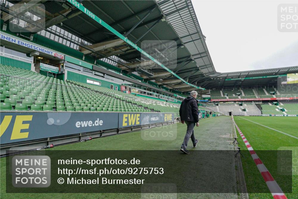 05.10.2025 - 20. swb-Marathon Bremen Michael Burmester http://msf.ph/oto/9275753 05.10.2025 10:14:09 Laufen im Stadion  meine-sportfotos.de