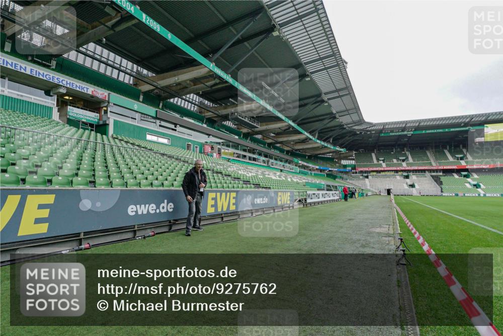 05.10.2025 - 20. swb-Marathon Bremen Michael Burmester http://msf.ph/oto/9275762 05.10.2025 10:14:37 Laufen im Stadion  meine-sportfotos.de