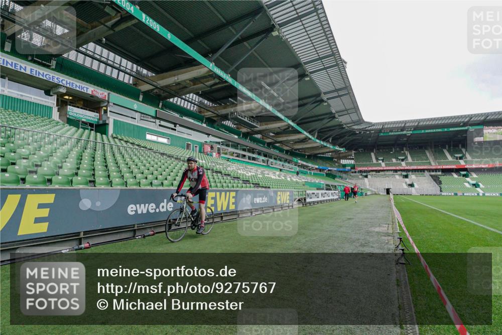 05.10.2025 - 20. swb-Marathon Bremen Michael Burmester http://msf.ph/oto/9275767 05.10.2025 10:14:55 Laufen im Stadion  meine-sportfotos.de