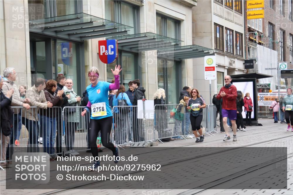 05.10.2025 - 20. swb-Marathon Bremen Strokosch-Dieckow http://msf.ph/oto/9275962 05.10.2025 11:14:01 Ziel 9695, 9724, 9756, 9818, 9819, 10114, 10115, 10201, 10292, 10832, 11036, 11072, 11135, 11139, 11539, 11555, 9695, 9724, 9756, 9818, 9819, 10114, 10115, 10201, 10292, 10832, 11036, 11072, 11135, 11139, 11539, 11555 meine-sportfotos.de
