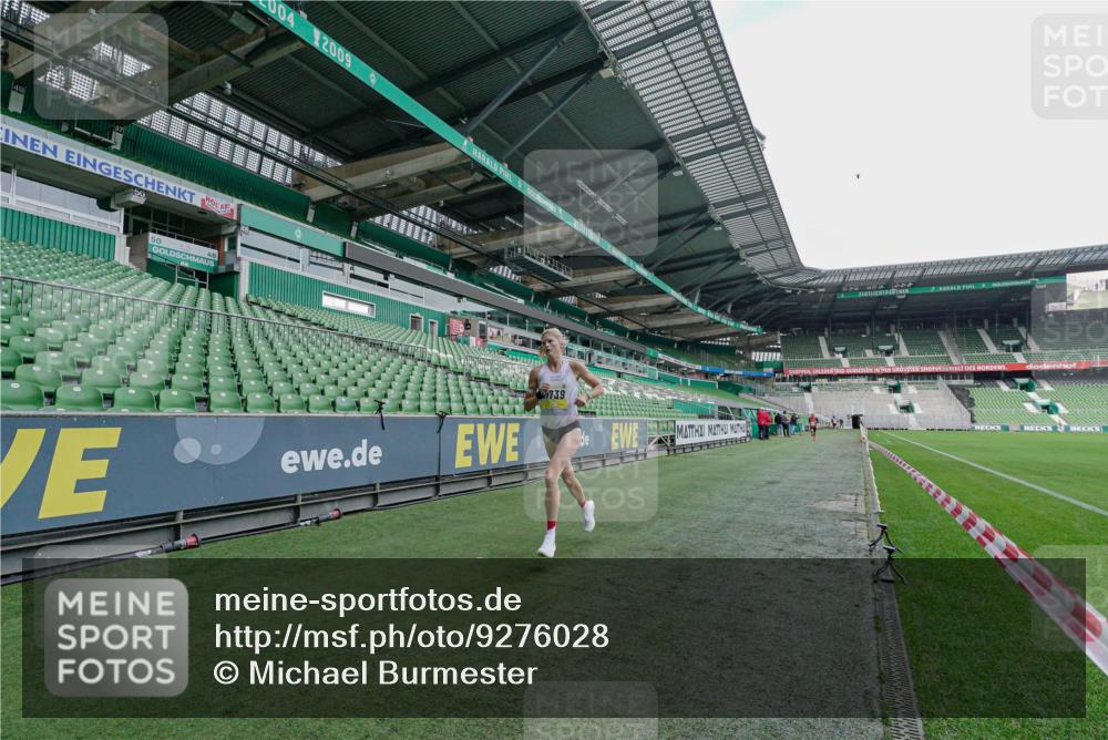 05.10.2025 - 20. swb-Marathon Bremen Michael Burmester http://msf.ph/oto/9276028 05.10.2025 10:17:23 Laufen im Stadion 11, 11739 meine-sportfotos.de