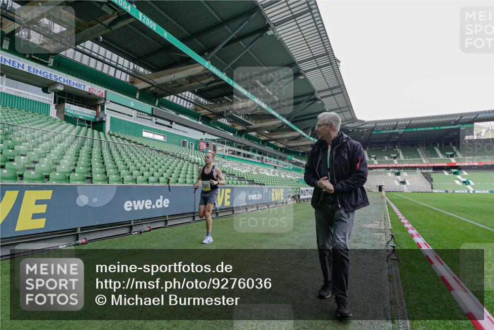 05.10.2025 - 20. swb-Marathon Bremen Michael Burmester http://msf.ph/oto/9276036 05.10.2025 10:17:52 Laufen im Stadion 11, 9291, 10905, 11201, 11739 meine-sportfotos.de