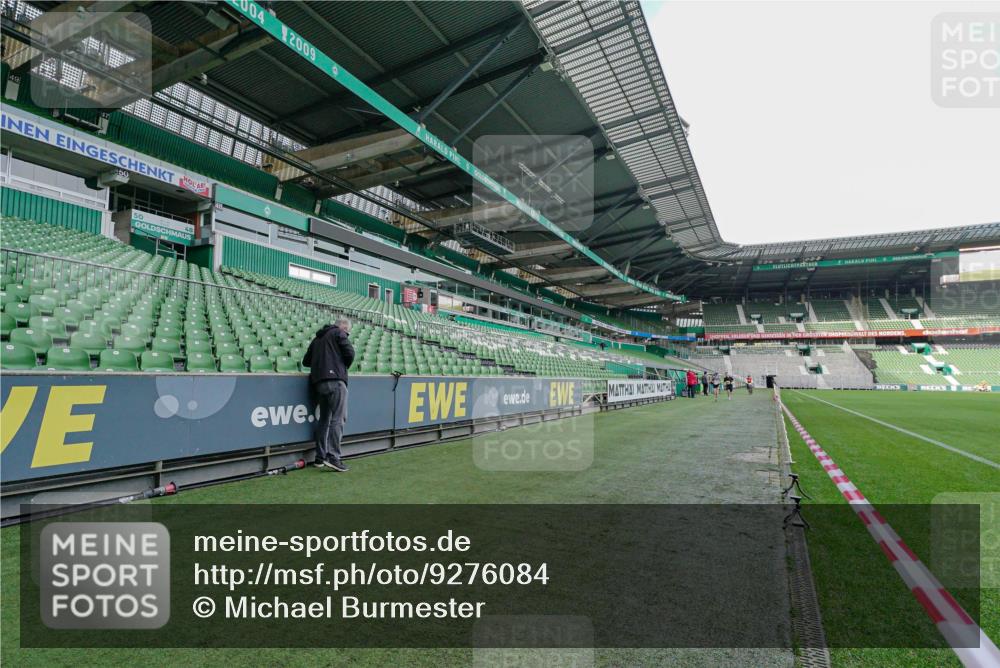05.10.2025 - 20. swb-Marathon Bremen Michael Burmester http://msf.ph/oto/9276084 05.10.2025 10:18:32 Laufen im Stadion 9280, 11201, 9291, 10905, 11739 meine-sportfotos.de