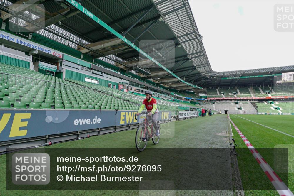 05.10.2025 - 20. swb-Marathon Bremen Michael Burmester http://msf.ph/oto/9276095 05.10.2025 10:18:42 Laufen im Stadion 9280, 9996, 11201, 11730, 9291, 10905 meine-sportfotos.de