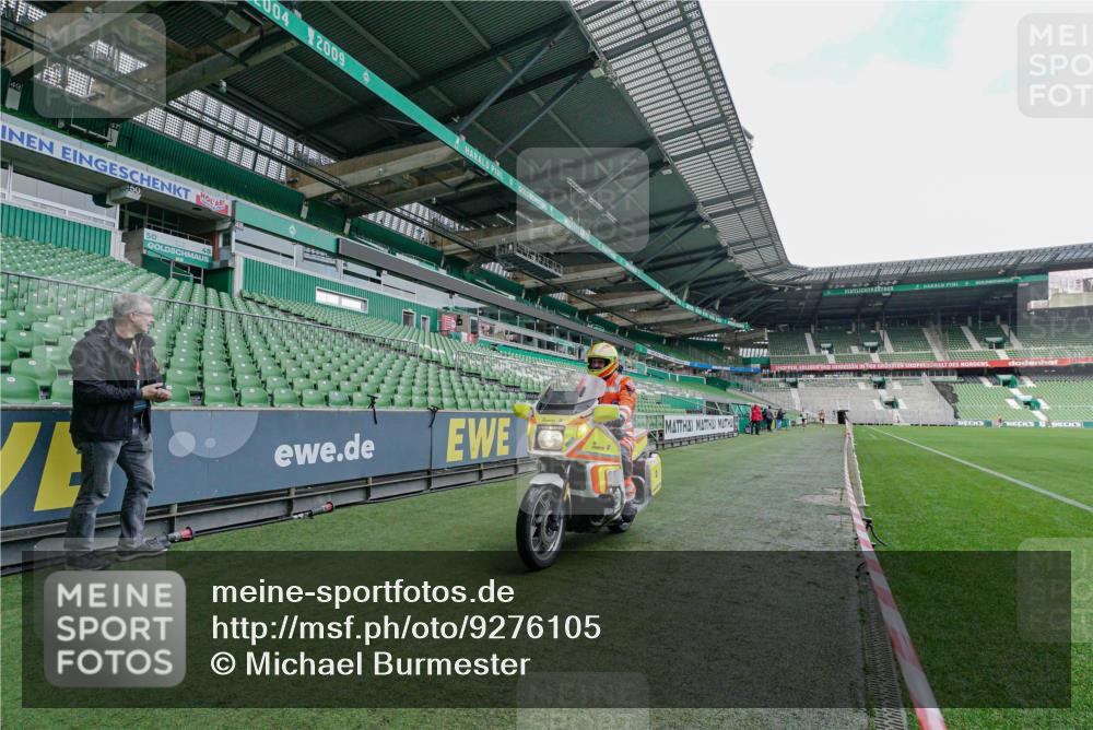 05.10.2025 - 20. swb-Marathon Bremen Michael Burmester http://msf.ph/oto/9276105 05.10.2025 10:18:55 Laufen im Stadion 9280, 9996, 11730, 11201 meine-sportfotos.de
