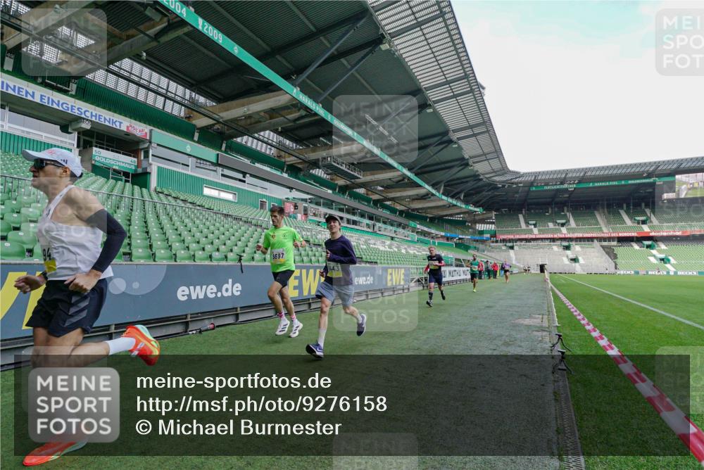05.10.2025 - 20. swb-Marathon Bremen Michael Burmester http://msf.ph/oto/9276158 05.10.2025 10:20:15 Laufen im Stadion 9319, 9340, 9694, 9697, 9851, 10410, 10476, 10538, 10718, 11013, 11341, 11443, 9320, 10247, 10894, 11130 meine-sportfotos.de