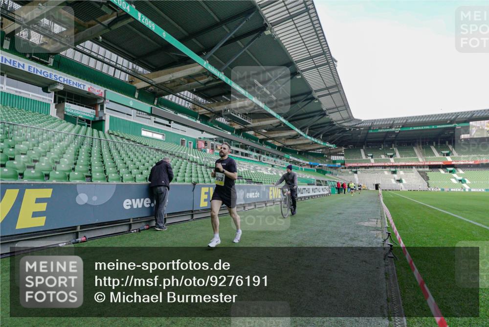 05.10.2025 - 20. swb-Marathon Bremen Michael Burmester http://msf.ph/oto/9276191 05.10.2025 10:20:57 Laufen im Stadion 9336, 9340, 9429, 9480, 9527, 9596, 9694, 9697, 9829, 9833, 10372, 10410, 10476, 10538, 11013, 11185, 11188, 11341, 11443, 11687, 9319 meine-sportfotos.de