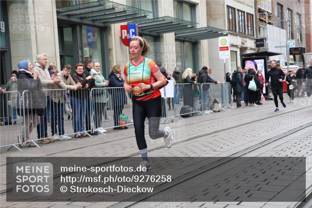 05.10.2025 - 20. swb-Marathon Bremen Strokosch-Dieckow http://msf.ph/oto/9276258 05.10.2025 11:14:19 Ziel 9303, 9756, 9861, 9970, 10292, 10602, 10722, 11072, 11139, 11448, 11473, 11557, 9303, 9756, 9861, 9970, 10292, 10602, 10722, 11072, 11139, 11448, 11473, 11557 meine-sportfotos.de
