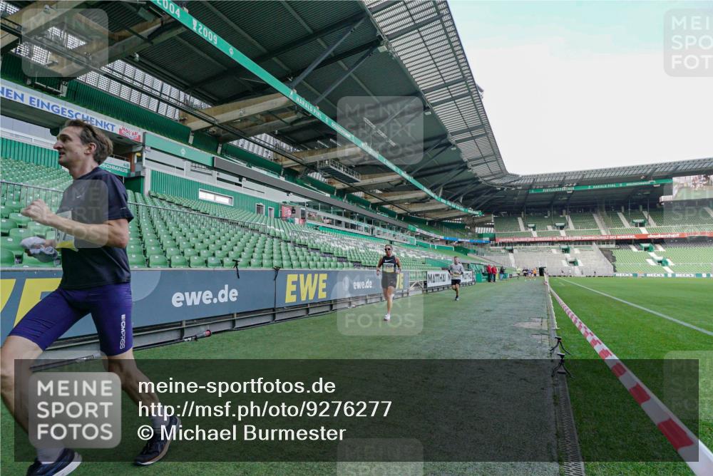 05.10.2025 - 20. swb-Marathon Bremen Michael Burmester http://msf.ph/oto/9276277 05.10.2025 10:22:18 Laufen im Stadion 7111, 9341, 9586, 9755, 9809, 10358, 10409, 10517, 10704, 10775, 10862, 11021, 11132, 11176, 11213, 11430, 9565, 10347, 10425, 10501, 11176, 11213, 11465 meine-sportfotos.de