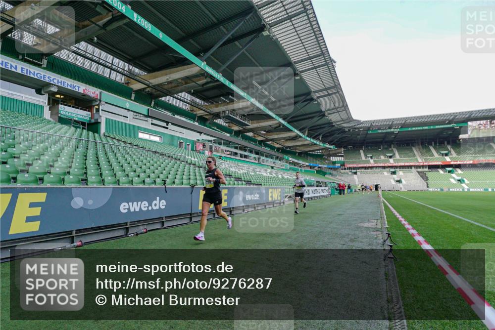 05.10.2025 - 20. swb-Marathon Bremen Michael Burmester http://msf.ph/oto/9276287 05.10.2025 10:22:19 Laufen im Stadion 7111, 9341, 9586, 9755, 9809, 10358, 10409, 10517, 10704, 10775, 10862, 11021, 11132, 11430, 11594, 9565, 10347, 10425, 10501, 10704, 11176, 11213, 11465 meine-sportfotos.de
