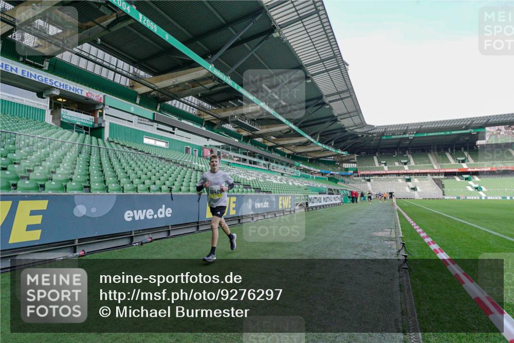 05.10.2025 - 20. swb-Marathon Bremen Michael Burmester http://msf.ph/oto/9276297 05.10.2025 10:22:21 Laufen im Stadion 7111, 9341, 9586, 9755, 9809, 10358, 10409, 10517, 10775, 10862, 10967, 11021, 11132, 11343, 11430, 11594, 9565, 10347, 10425, 10501, 10704, 11176, 11213, 11465 meine-sportfotos.de