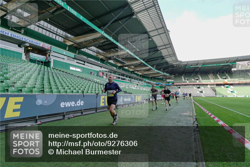 05.10.2025 - 20. swb-Marathon Bremen Michael Burmester http://msf.ph/oto/9276306 05.10.2025 10:22:39 Laufen im Stadion 7111, 9239, 9341, 9504, 9755, 9863, 10052, 10171, 10175, 10176, 10352, 10358, 10409, 10517, 10525, 10847, 10862, 10908, 10967, 11132, 11328, 11335, 11343, 11349, 11430, 11594, 9586, 9809, 10704, 10775, 11021 meine-sportfotos.de